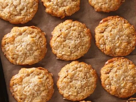 BISCUITS DIÉTÉTIQUES (10 MINUTES) - CUISINE MINUTES Bisquick Shortcake Recipe, Amish Baking, Amish Sugar Cookies, Biscuits Diététiques, Anzac Biscuits, Bread Soft, Shortcake Recipe, Cherry Desserts, Popular Desserts