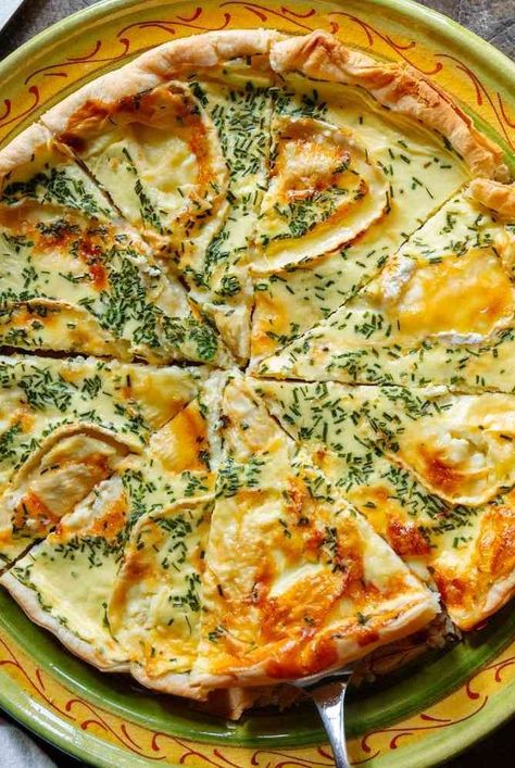 A layer of the creamy, luscious, French cheese and specks of chives make this Brie Quiche a decadent, luxe brunch dish. Brie Quiche can be made ahead for easier hosting. Brie Quiche Recipes, Brunch Recipes Vegetarian, Elevenses Food, Brie Meals, Quiche Flavors, Brie Quiche, Quick Quiche, Brunch Quiche, French Eggs