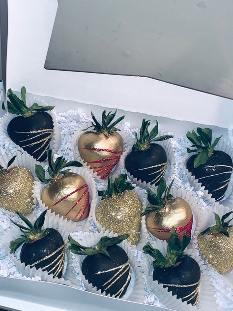 Black Chocolate Covered Strawberries, Fancy Strawberries, Strawberry Ideas, Treat Business, Strawberry Treats, Strawberries Chocolate, 2000s Party, Candy Bouquet Diy, Chocolate Covered Fruit