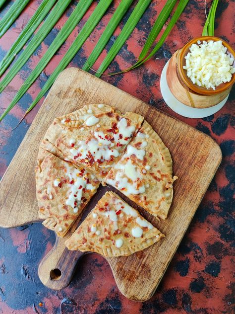 Pizza Paratha with over loaded cheese ❤️❤️ Pizza Paratha, Cheese Paratha, Matzo, Pizza, Bread, Cheese, Drinks, Pizzas