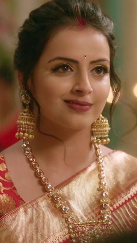 Bride Shoot, David Dubnitskiy, Shrenu Parikh, Hair Style On Saree, Engagement Mehndi, Saree Hairstyles, Bengali Bridal Makeup, Super Women, Desi Hot