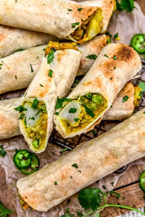 Delicious and satisfying, these Vegan Samosa Rolls are perfectly tender, crispy, and full of aromatic Indian spices making all your samosa dreams come true. #vegan #oilfree #glutenfree #plantbased | monkeyandmekitchenadventures.com Vegan Samosa, Monkey And Me Kitchen Adventures, Monkey And Me, Vegan Appetizers, Idee Pasto Sano, Recipes Vegetarian, Samosa, Indian Spices, Vegan Cooking