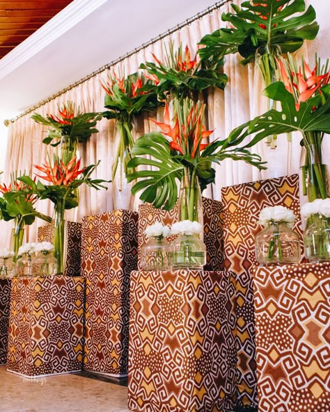 #Milanne2019 Traditional Wedding in Ghana was So Beautiful! Batik Wedding Decor, African Wedding Backdrop Ideas, African Backdrop Ideas, African Wedding Theme Decoration, African Theme Party, African Traditional Wedding Decoration, Africa Theme Party, African Themed Wedding, Ghana Traditional Wedding