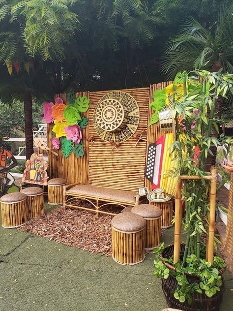 Village Wedding Decoration, Bamboo Backdrop, African Wedding Theme, Backyard Restaurant, Diy Eid Decorations, Hawaii Theme, Selfie Wall, Flower Garland Wedding, African Theme