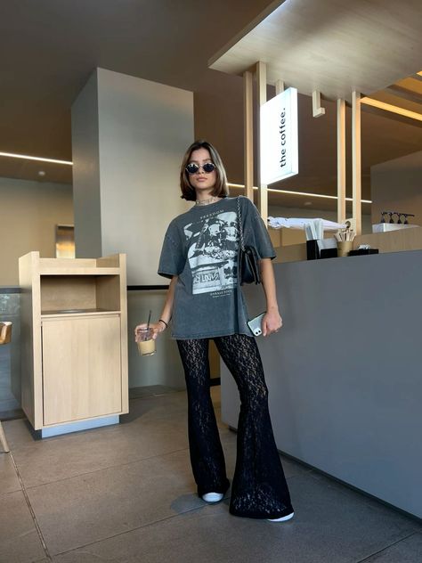 Lace Flares Outfit, Black Lace Pants Outfit, Fall Pants Outfit, Black Pants Outfit Casual, Outfits With Black Pants, Concert Outfit Women, Black Flare Pants Outfit, Black Pants Fashion, Lace Pants Outfit