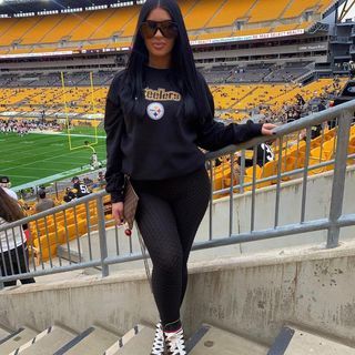 #1 Steeler Nation Babes Page (@babesofsteelernation) • Instagram photos and videos Steelers Jersey Outfit Woman, Steelers Game Day Outfit Woman, Nfl Gameday Outfit Women, Steelers Outfit, Nfl Wives, Steelers Jersey, Football Jersey Outfit, Steelers Girl, Fitness Women