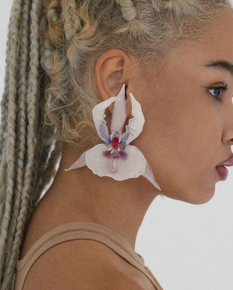 Orchid Earrings, Dope Jewelry, Foto Art, Mode Inspo, Jewelry Inspo, A Flower, Flower Earrings, Ear Piercings, Sake