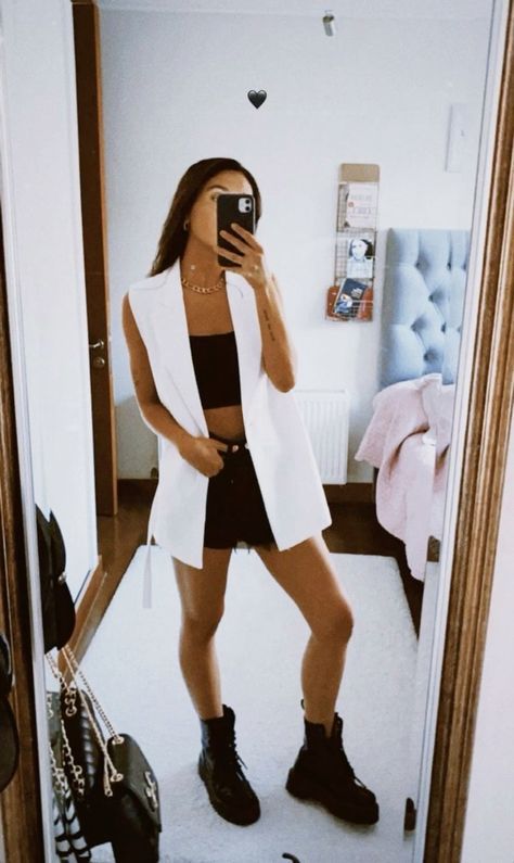 Outfit Chaleco Blanco, Chaleco Blanco Outfit, Outfits Juvenil, Outfit Botas, Look Festival, Fiesta Outfit, Nashville Outfits, Outfit Primavera, Fashion Mistakes