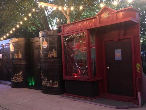 Family Turns House Into Diagon Alley From 'Harry Potter' for Halloween Diagon Alley Shops, Harry Potter Train, Harry Potter Font, Harry Potter Halloween Party, Halloween Themes Decorations, Leaky Cauldron, Harry Potter Items, Christmas Light Displays, Harry Potter Halloween