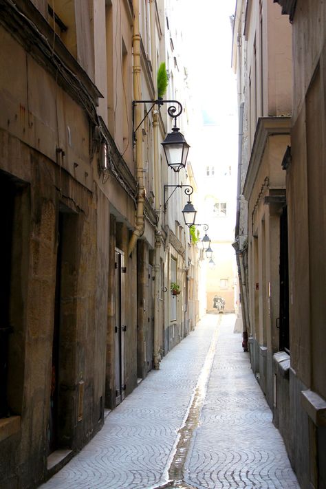 Paris Alleyway, Parisian Patio, Paris Alley, Traveling France, Background References, Dear World, Secret Passageways, Paris Aesthetic, Film Inspiration