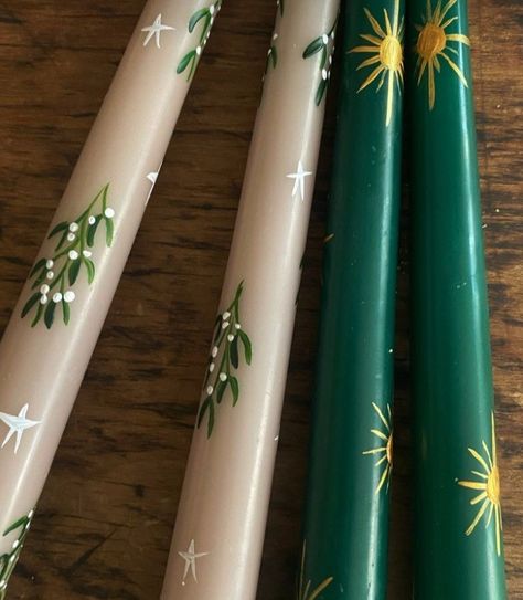 Diy Candle Design Ideas, Painted Candle Designs, Painted Wedding Candles, How To Paint Taper Candles, Painted Candle Tapers, Holiday Candle Painting, How To Hand Paint Candles, Winter Candle Painting, Candle Stick Painting Ideas