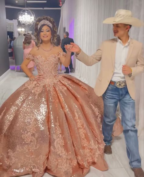 Rose Gold Quinceanera Court, Rose Gold Quinceanera Chambelanes Outfits, Rose Gold Quinceanera Chambelanes, Chamberlain Outfits Quince Pink, Quince Picture Ideas With Chambelanes, Pink Quinceanera Chambelanes, Pink Vaquera Quince, Rose Gold Chambelanes Outfits, Gold Chambelanes Outfits