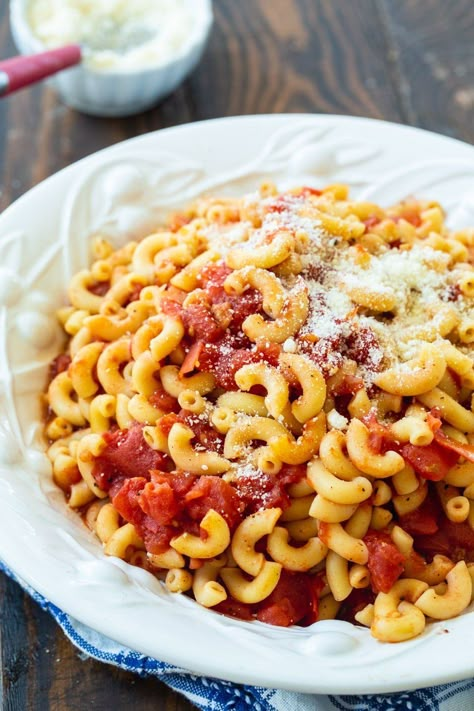 Classic Macaroni and Tomatoes Italian Macaroni Recipes, Macaroni Tomatoes, Sandys Kitchen, Easy Pasta Meals, Smoked Sausage Potatoes, Boston Cream Pie Poke Cake, Macaroni Soup Recipes, Macaroni And Tomatoes, Spicy Southern Kitchen