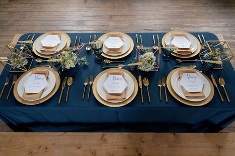 Wedding Themes Modern, Passover Decorations Table Settings, Wedding Table Settings Blue, Blue Dinner Party, Passover Table Setting, Royal Wedding Themes, Blue Table Settings, Dinner Party Table Settings, Modern Table Setting