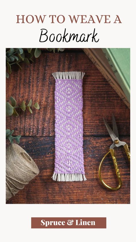 Small Loom Weaving Projects, Small Weaving Projects Ideas, Weaving Gifts, Ahg Woven, Woven Bookmarks Diy, Weaving Projects Ideas, Weaving Bookmarks, Simple Tablet Weaving Patterns, Diy Woven Bookmark