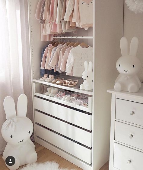 Baby Zimmer Ikea, Girls Closet Organization, Baby Closet Organization, Baby Room Inspiration, Baby Closet, Kid Closet