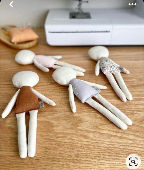 Simple Doll Sewing Pattern, Mini Doll Diy, Homemade Dolls Easy, Handmade Dolls How To Make, Easy Sew Doll, Tiny Dolls To Make, Small Doll Pattern, Doll Making Ideas, Handmade Dolls Diy