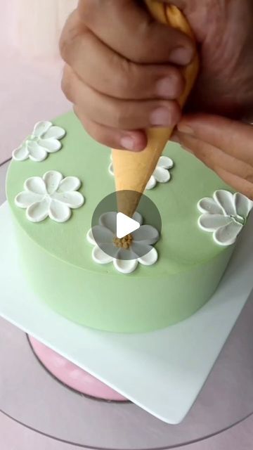 161K views · 7.8K likes | 😌 👩‍🍳 Chef Molook on Instagram: "#chocolatecake #chocolatebuttercream #buttercream" Cute Buttercream Cakes, 4-h Cake Decorating Ideas, Garden Party Cake Ideas, Daisy Cake Design, How To Pipe Flowers On Cake, Birthday Cake Decorating Ideas For Women, Icing Cake Designs, Cake Decoration Ideas At Home, Flower Cake Tutorial