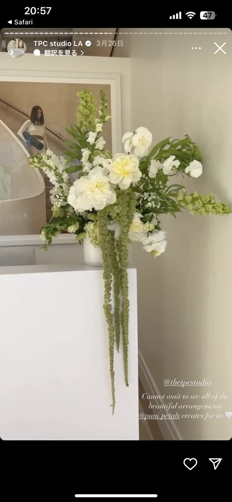 White Green Floral Arrangements, Bar Flower Arrangement Wedding, August Floral Arrangements, Wedding Table White Flowers, Bar Florals Wedding, Italian Wedding Florals, Bar Arrangement Wedding, Bar Flowers Wedding, Round Floral Arrangements