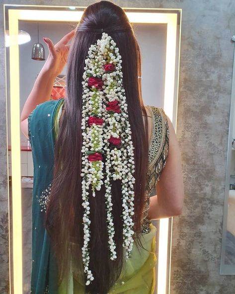 Hair Indian Wedding, Gajra Hairstyle, Long Hair Indian, Old School Hairstyles, Hairstyles For Indian Wedding, Bridal Hairstyle Indian Wedding, Open Hair, Saree Hairstyles, Hair Style Vedio