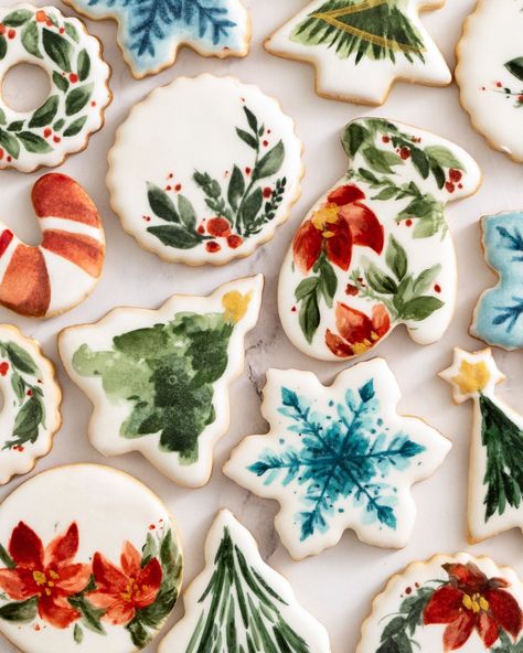 Flood Icing Cookies Christmas, Christmas Cookies Dipped, Watercolor Painted Christmas Cookies, Wreath Decorated Sugar Cookies, How To Paint Cookies, Marbled Cookies Royal Icing, Abstract Cookies Decorated, Painting Royal Icing Cookies, Decorated Christmas Ornament Cookies