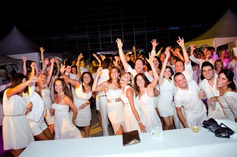 white outdoor party Hamptons All White Party Outfit, Ibiza White Party Outfit, All White Theme Party Outfit, All White Cocktail Party Outfit, White Hamptons Party, Hampton White Party, White Dresscode Party, Dresscode Birthday Party, Ibiza White Party