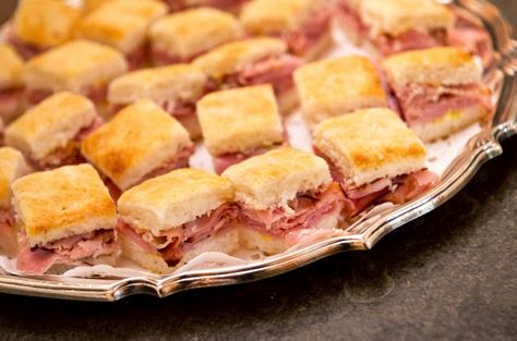 This biscuit recipe comes from Hamby Catering in Charleston, South Carolina. Patricia Altschul, cast member of the popular series "So... Country Ham Biscuits Mini, Mini Ham Biscuits, Ham Buffet Table, Mini Ham Biscuits Appetizers, Southern Charm Party Theme, Ham Biscuits Southern, Small Biscuit Recipe, Country Ham Biscuits, Kentucky Derby Appetizers