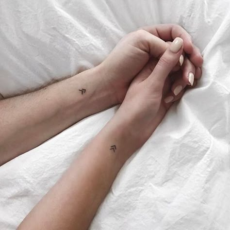 Tatouages minimalistes : 45 motifs discrets repérés sur Pinterest qui vous feront craquer à coup sûr ! Relationship Tattoo, Simple Couples Tattoos, Girlfriend Tattoos, Couple Tattoos Unique Meaningful, Couple Tattoos Love, Tattoo Baby, Tattoo Unique, Tattoo Couple, Small Couple Tattoos