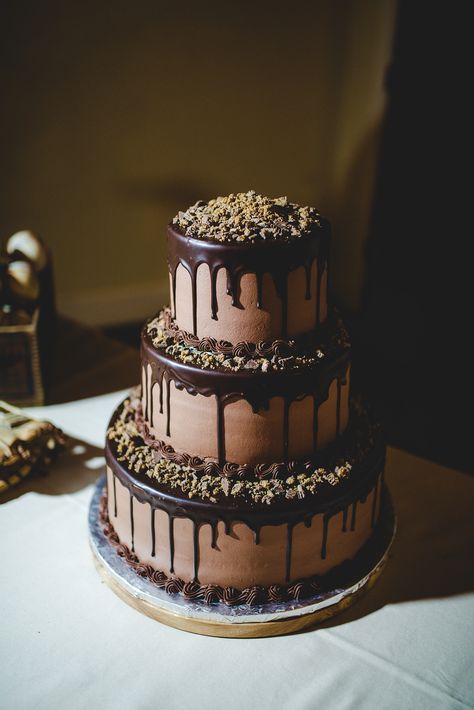 26 Chocolate Wedding Cake Ideas That Will Blow Your Guests' Minds Wedding Cake Images, Vegan Wedding Cake, Chocolate Drip Cake, Cake Frosting Recipe, Cake Mini, Chocolate Wedding, Wedding Chocolate, Wedding Cake Recipe, Wedding Cake Flavors