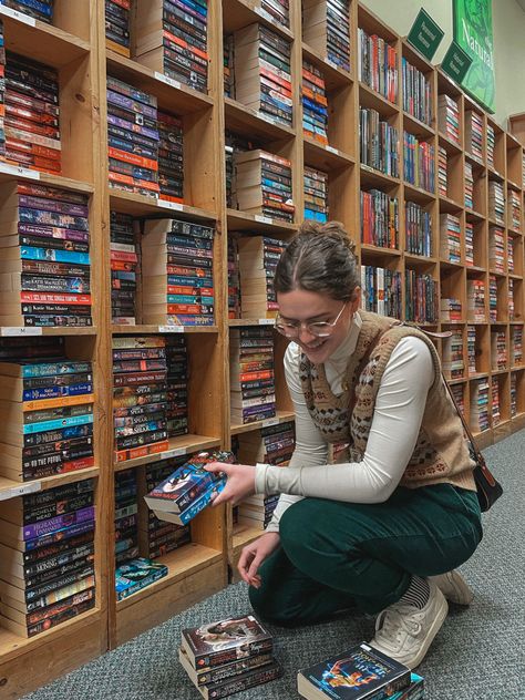 Library Assistant Outfit, Books Dark Academia Aesthetic, Librarian Outfit, Books Dark Academia, Library Assistant, 2023 Vibes, Aesthetic Glasses, Library School, School Sweater