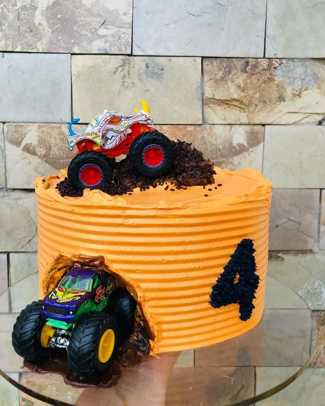 Fun and easy monster truck cake ideas for an amazing kids' birthday party. Includes simple DIY decorations and hot wheels themes. Save to your board for more party planning tips! Monster Truck Cake Ideas, Truck Cake Ideas, Monster Jam Cake, Monster Truck Birthday Cake, Monster Jam Birthday, Monster Jam Party, Hot Wheels Cake, Monster Truck Theme, Truck Birthday Cakes