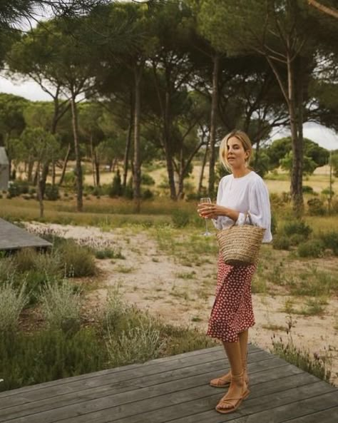 Spring Style Inspiration: White Blouses, Baskets + Outfits to Try - Seasons + Salt Mode Ab 50, Midi Skirt White, Fashion Me Now, Red Midi Skirt, Mode Tips, Estilo Hippy, Red Midi, Skirt White, Midi Skirts