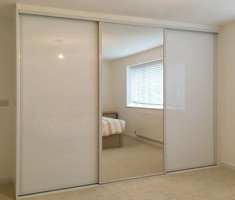 Cubords Ideas Bedroom Sliding Door, White Sliding Wardrobe Design, Bedroom Closet Sliding Doors, Sliding Doors Wardrobe Ideas, Sliding Cubords Ideas Bedroom, Bedroom Cupboard Designs Sliding, Slide Door Closet, Slide Wardrobe Design, Sliding Wardrobe With Dressing Table