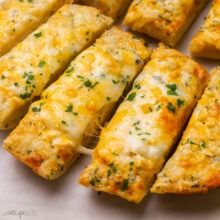 v Garlic Bread Recipe With Mayo, Cheese Garlic Bread, Cheesy Garlic Bread Recipe, Homemade Breadsticks, Bread Recipe Video, Homemade Garlic Butter, Air Fryer Baked Potato, Homemade Buns, Bread Sticks