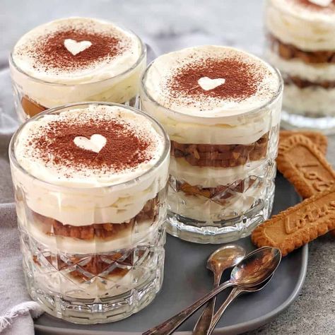 Biscoff Mousse Recipe, Biscoff Desserts, Biscoff Tiramisu, Authentic Italian Desserts, Biscoff Recipes, Entertaining Food, Tiramisu Dessert, Biscoff Cookie Butter, Italian Dessert