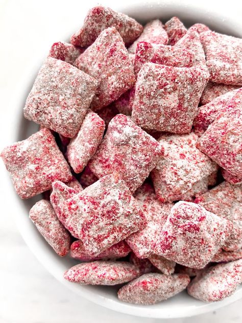 Red Velvet Muddy Buddies, Red Velvet Puppy Chow, Chiefs Puppy Chow, Puppy Chow Flavors, Red Snacks For Party, Kale Kouture, Red Foods, Sweet Chex, Red Snacks