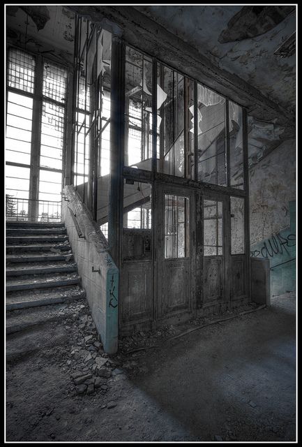 The old elevator shaft in the surgery building in Beelitz. Germany Abandoned Elevator, Old Elevator, Abandoned Asylums, Abandoned Property, Abandoned Hospital, Rpg Map, St Germain, Haunted Places, Abandoned Buildings