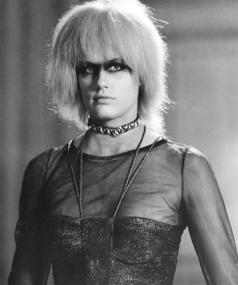 Blade Runner (1982)Directed by Ridley ScottShown: Daryl Hannah (as Pris) Blade Runner Pris, Blade Runner Fashion, Sean Young, Daryl Hannah, Blade Runner 2049, Sci Fi Films, Blade Runner, Silver Screen, Makeup Inspiration