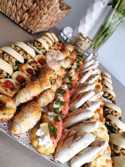 Plateaux salés : amuse bouche & petits fours Sandwich Buffet, Party Food Buffet, Catering Ideas Food, Party Organization, Party Food Platters, Club Sandwich, Catering Food, Snacks Für Party, Buffet Food