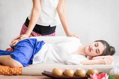 Thai massage: 5 benefits and side effects Thai Spa, Body To Body, Massage Center, Swedish Massage, Aromatherapy Massage, Therapeutic Massage, Thai Massage, Best Spa, Full Body Massage