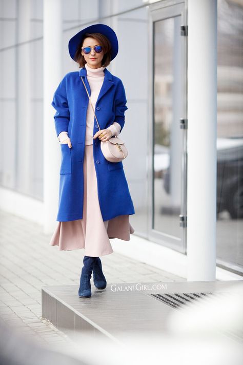 electric blue color outfits, blue coat outfits, chloe drew bag outfits, Chloe Drew Bag Outfits, Blue Coat Outfit, Fall Coat Outfit, Color Outfits, Hat Outfit, Coat Outfit, Blue Coat, Stylish Coat, Older Fashion