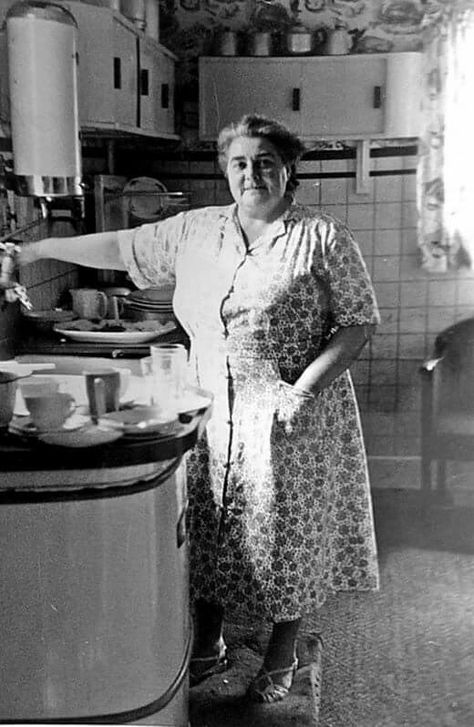 WHAT SOME GRANDMAS LOOKED LIKE IN EARLY 1960'S - SWEET! Hollywood Portraits, Kate Smith, Vintage Housewife, Velo Vintage, Grandmas Kitchen, Retro Housewife, Vintage Kitchens, Kitchen Vintage, Grandmas House