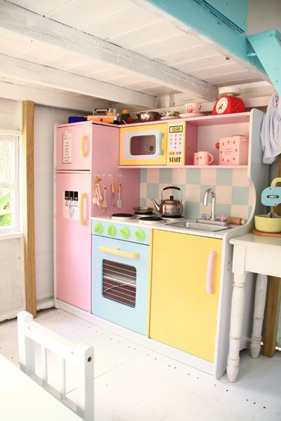 Esta cocina infantil está mejor que la mía! Jjaajajaj Playhouse Kitchen, Playhouse Interior, Kids Playhouse Outdoors, Girls Playhouse, Playhouse Ideas, Build A Playhouse, Wendy House, Play Kitchens, Famous Interior Designers