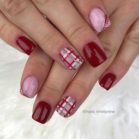 Christmas Nails Short Plaid, Tartan Nails Christmas, England Nails Designs, Winter Plaid Nails, Red Tartan Nails, Christmas Plaid Nails, Autumn Nails Plaid, Tartan Nail Art, Tartan Nails