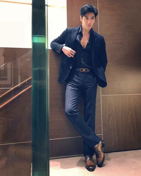 C H U A N D O 陈传多 on Instagram: “Loving this amazing special edition Belt from @Ferragamo ’s pre-fall collection. The “Switch Belt” allows for maximum customisation with…” Chuando Tan, Tan Shoes Men, Dapper Mens Fashion, Aesthetic Poses, Tan Shoes, Pre Fall Collection, H U, The Switch, Stylish Mens Outfits