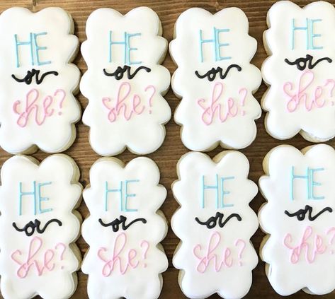 He Or She Cookies Decorated, Gender Reveal Cookies Decorated, Gender Reveal Cookies Ideas, Gender Reveal Sugar Cookies, Tattoo Baby Shower, Gender Reveal Cookies, Covered Pretzels, Covered Oreos, Wedding Showers