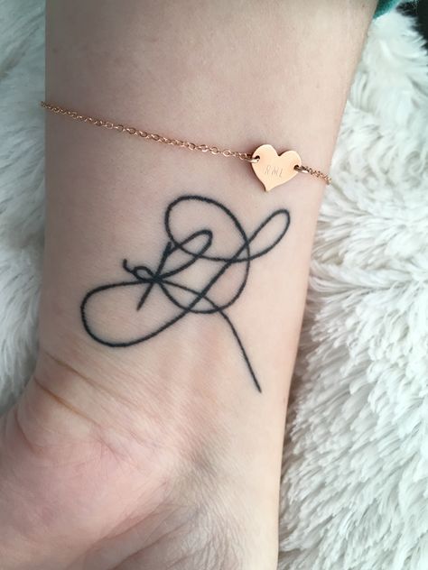 Initial tattoo “RL” Love Tattoo On Hand, Initial Tattoo Designs, Initial Couples, Initial Tattoo Ideas, Tattoos Simplistic, Simplistic Tattoo, Kids Initial Tattoos, First Tattoos, Font Tato