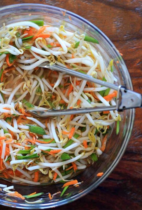 Pickled Bean Sprouts, Nem Nuong, Bean Sprout Recipes, Bean Sprout Salad, Egg Pancakes, Canh Chua, Asian Noodle Dishes, Sprouts Salad, Pickled Veggies