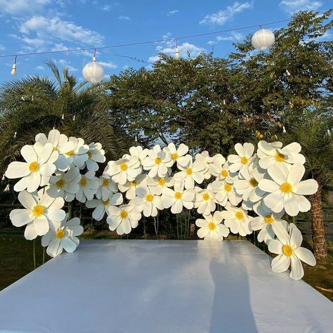 Wedding party decor ideas, cute wedding party decorating inspo, party decorating ideas, party decor ideas Big Paper Flowers Diy, Wedding Hall Design, Giant Flowers Wedding, Big Paper Flowers, Giant Flowers Diy, Birthday Party Background, Led Flower, Personalized Wedding Decor, Wedding Planning Decor