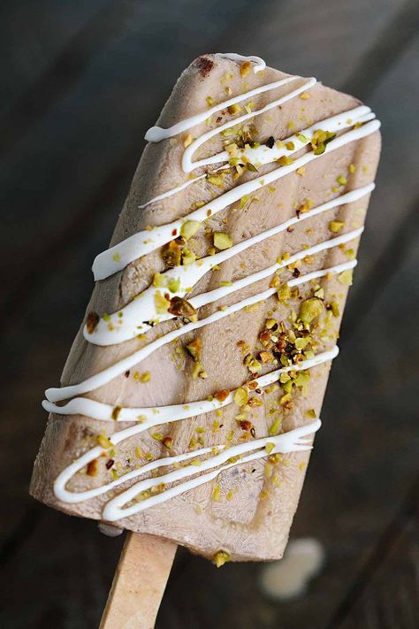 This spiced chai tea latte popsicles recipe is bursting with bold flavors! The perfect cool treat with just a hint of sweetness for a healthy indulgence. Fruit Calories, Popsicles Recipe, Spiced Chai, Chai Tea Latte, Gulab Jamun, Ice Cream Popsicles, Pancakes Healthy, Popsicle Recipes, Tea Latte